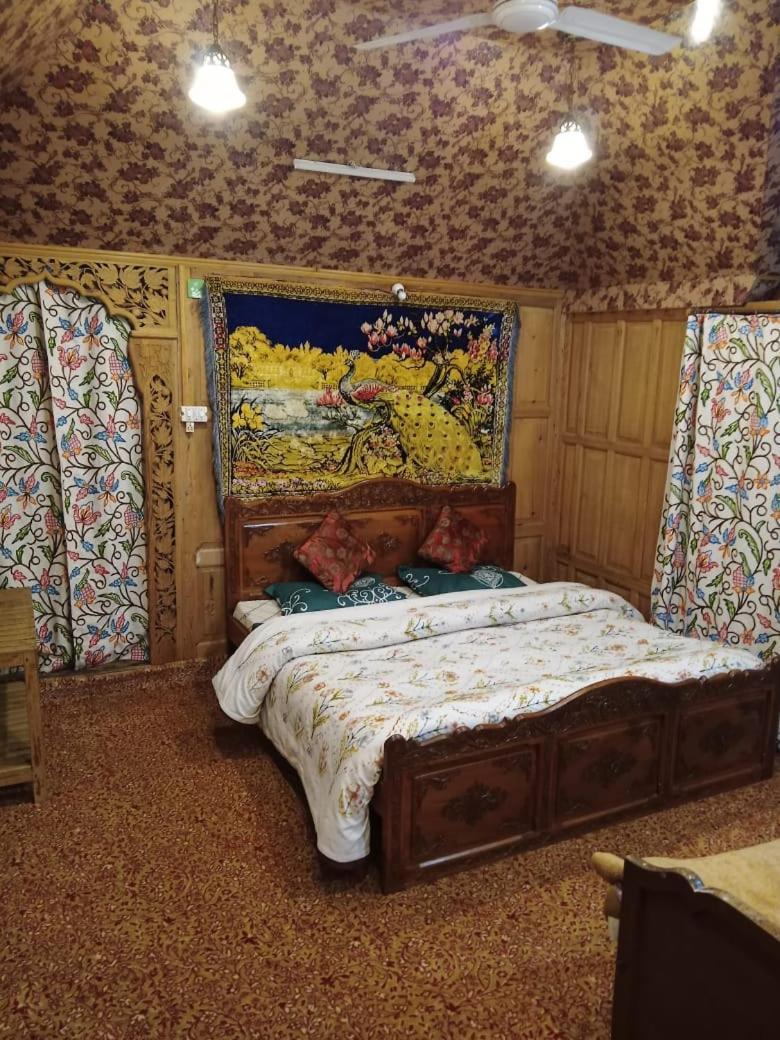 New Lakes Crown Group Of Houseboats Srīnagar Exteriér fotografie
