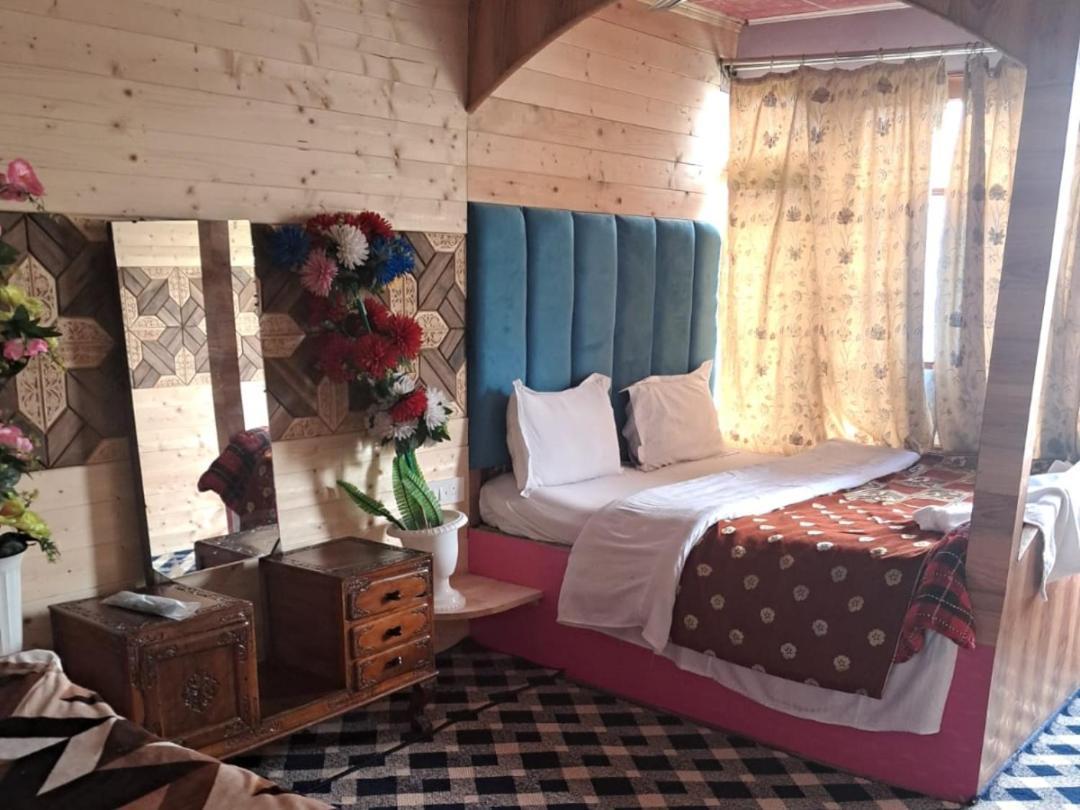 New Lakes Crown Group Of Houseboats Srīnagar Pokoj fotografie